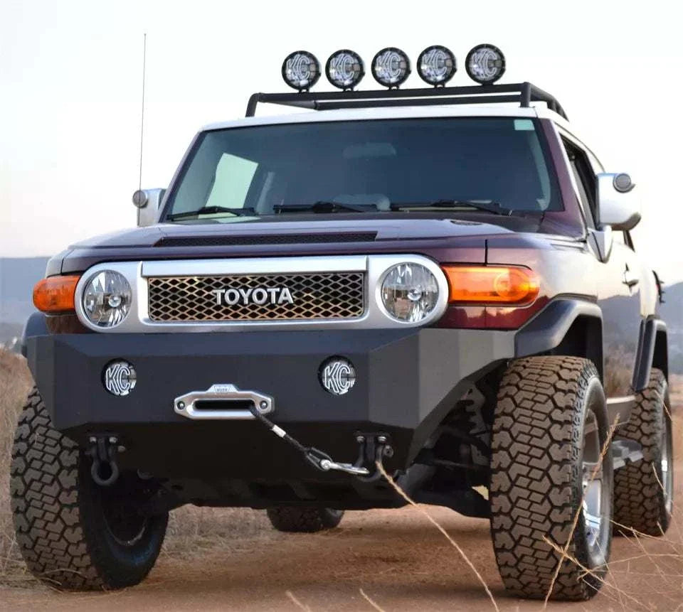 2007-2014 Toyota FJ Cruiser with heavy-duty front winch bumper.