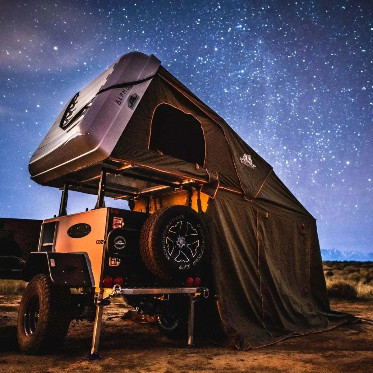 TUFF STUFF® OVERLAND ALPHA™ CLAM SHELL RTT with annex room setup under starry night sky.